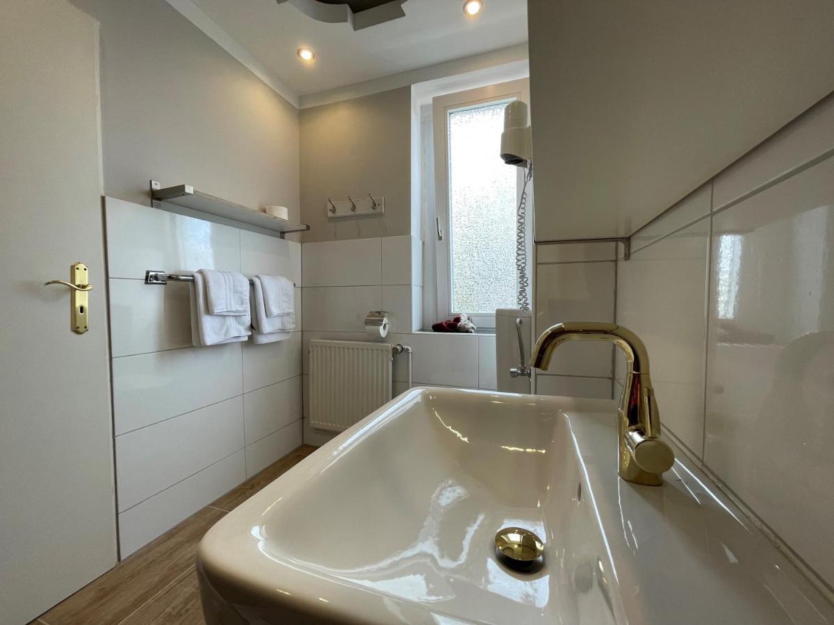 Hotel Kenny & Henry Куксгафен Екстер'єр фото